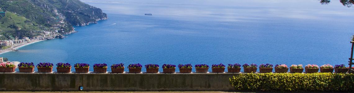 La famosa vista della Costiera Amalfitana dai giardini di Villa Rufolo a Ravello
